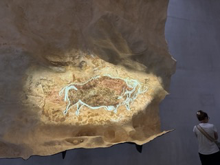 mit Hilfe von Tablets wurde im Atelier die einzelnen Motive optisch und akustisch erklärt