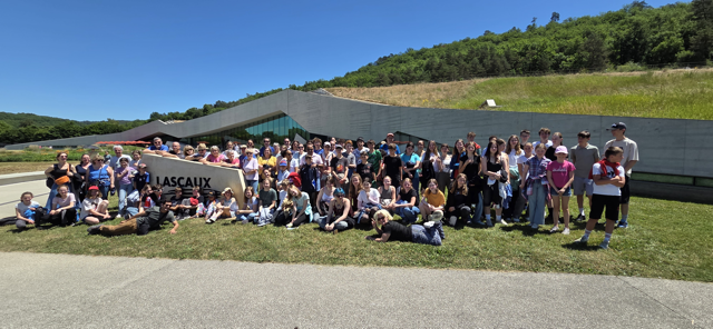 Gruppe vor der Höhle Lascaux